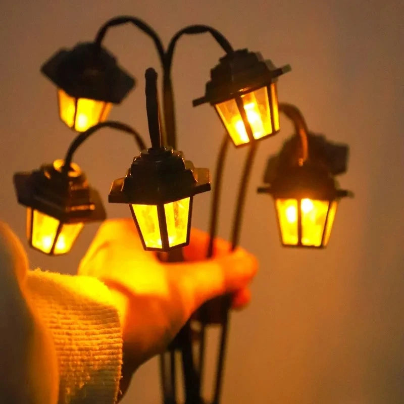 Retro Lantern Decorative Light Solar-Powered 6 LED Retro Street Lamp Shaped Decorative Light Suitable for Garden Courtyard